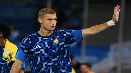 شاهد.. رونالدو يفاجئ لاعبي نادي النصر السعودي في ا...