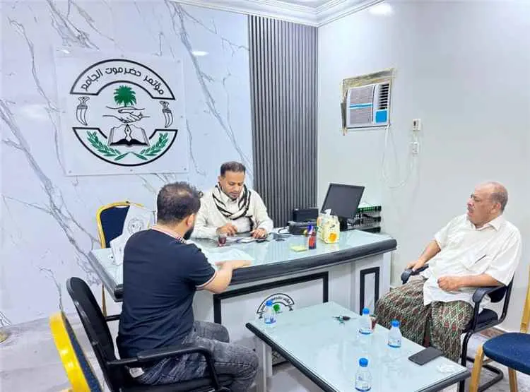 الأمين العام لمؤتمر حضرموت الجامع يناقش مع رئيس ال...