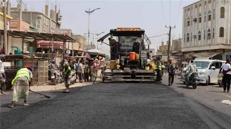 استكمال سفلتة 9 كم من طريق جعار–باتيس في أبين