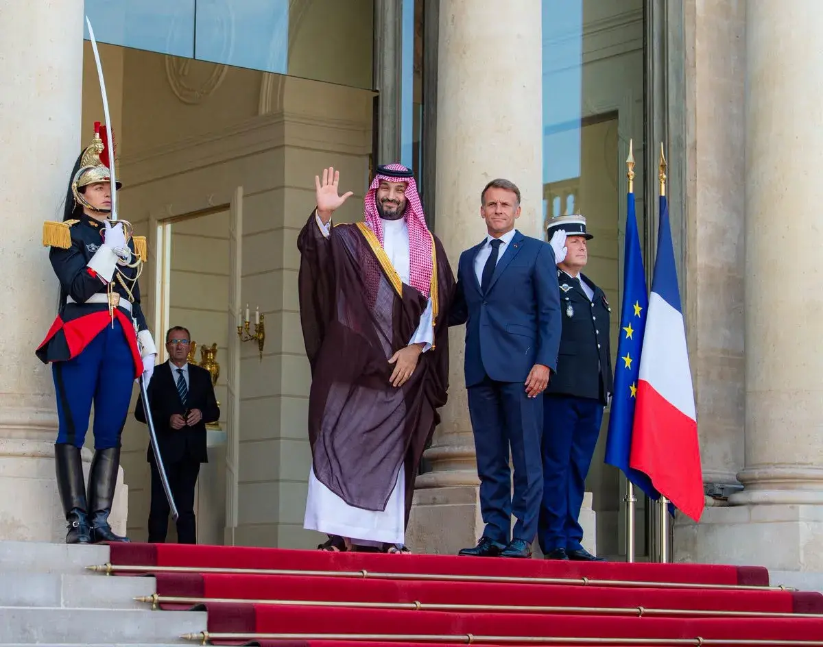 الرئيس الفرنسي يستقبل ولي العهد السعودي في قصر الإ...