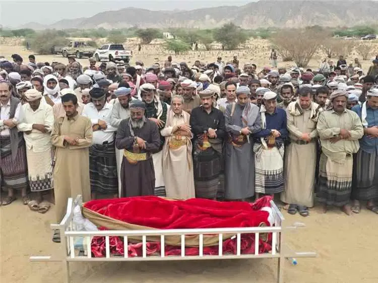 يتقدمهم المحافظ بن الوزير.. جموع غفيرة تشيع الشخصي...