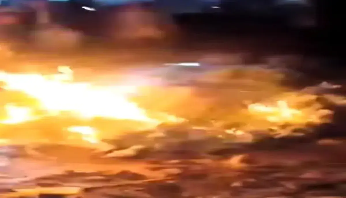 احتجاجاً على التعسف والابتزاز.. مزارعو (حوث) في عمران يحرقون محاصيل القات رفضا للإتاوات الحوثية
