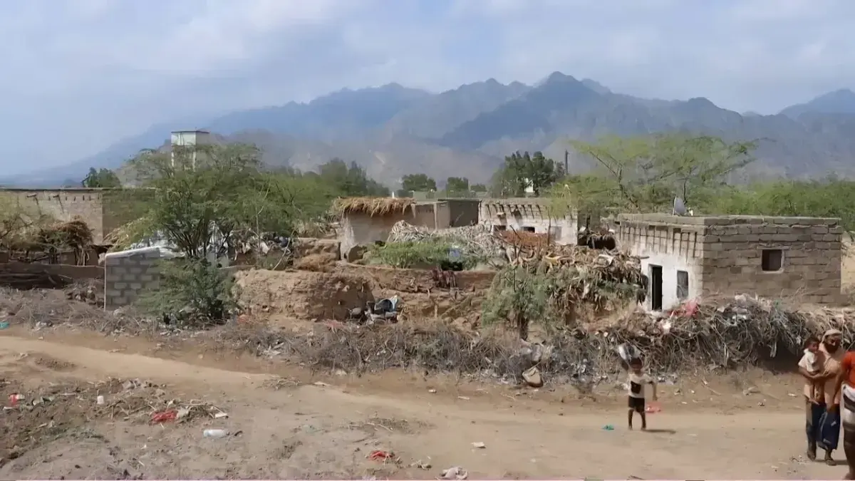 مليشيا الحوثي تقصف قرى سكنية في الحديدة وتسبب هلعا...