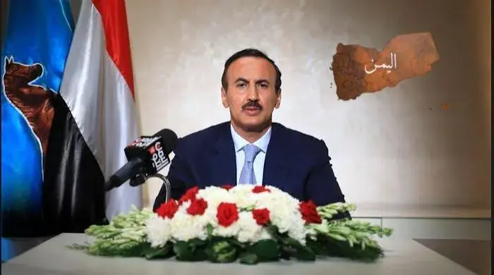مستشار الرئاسة يهاجم أحمد علي صالح : من تكون لتُمل...