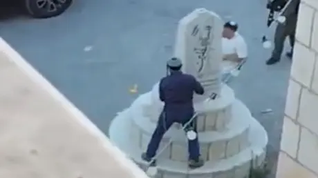 عضو كنيست إسرائيلي يحطم نصبا تذكاريا في ماداما بال...