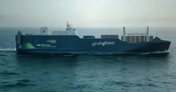 الحوثيون يتبنون استهداف ناقلة نفط سعودية في البحر...