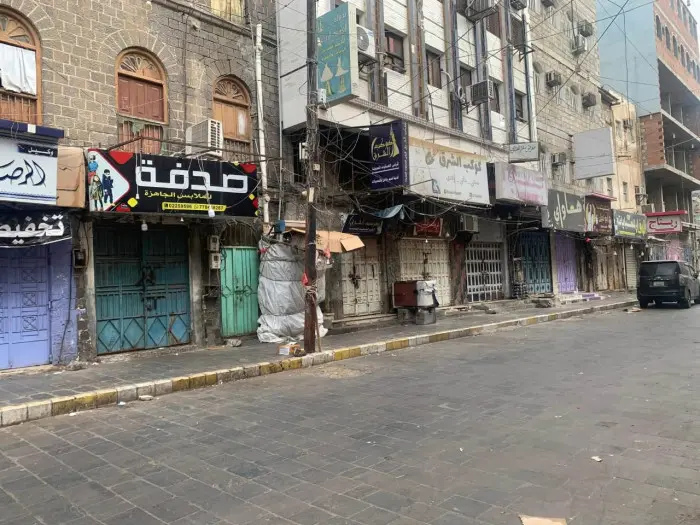جماهير عدن تواصل العصيان المدني احتجاجاً على تدهور...
