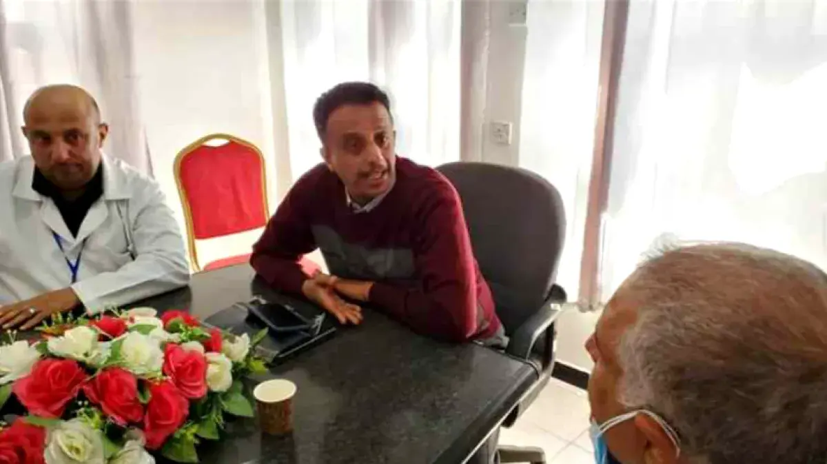 مسلحون حوثيون يعتدون بالضرب على الدكتور بامشموس وي...