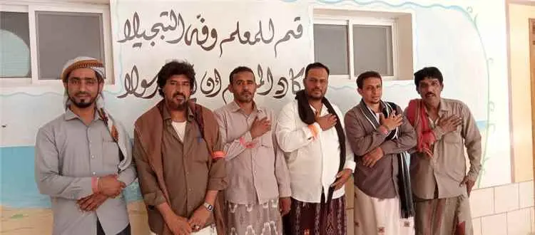 معلمون في مدارس دوعن يبدأون رفع الشارات الحمراء تم...