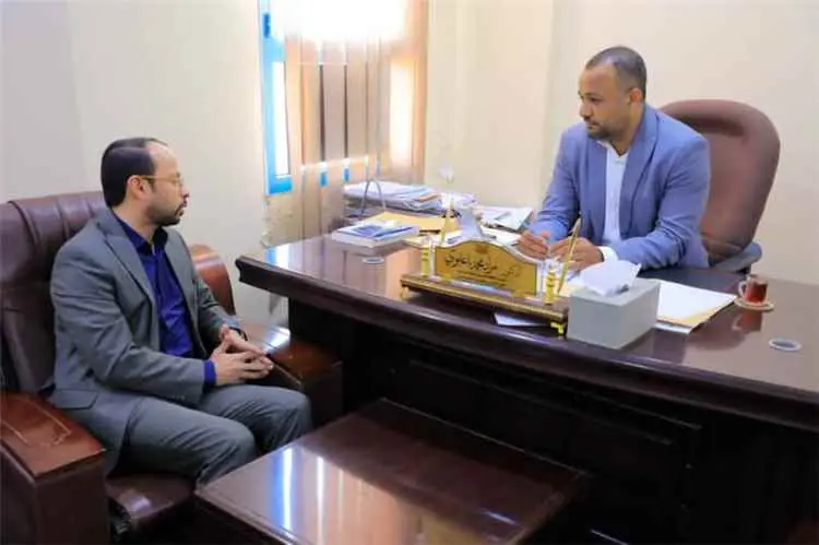 الوكيل باعلوي يبحث تعزيز العلاقات مع مدير الخدمة ا...