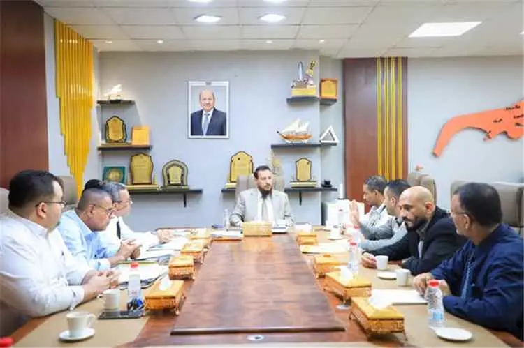 محافظ عدن يبحث استكمال مشروع حفر 10 آبار بدعم كويت...