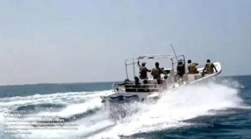 ضبط سفينة تهريب قبالة سواحل عدن واحتجاز مالكها