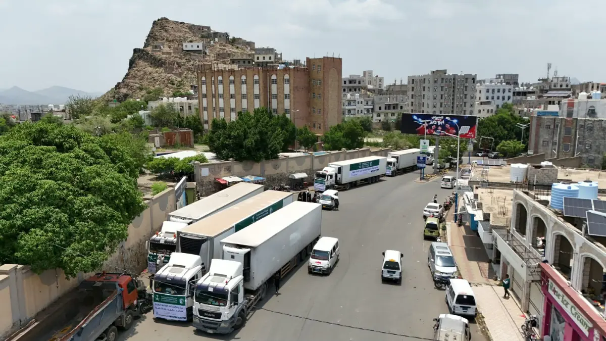 وصول (6) شاحنات اغاثية الى محافظة تعز مقدمة من مرك...