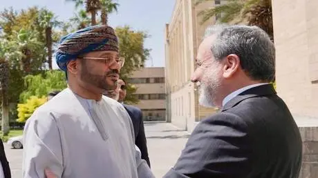 عُمان وإيران تتفقان على إنشاء ممر ملاحي مؤقت مشترك...