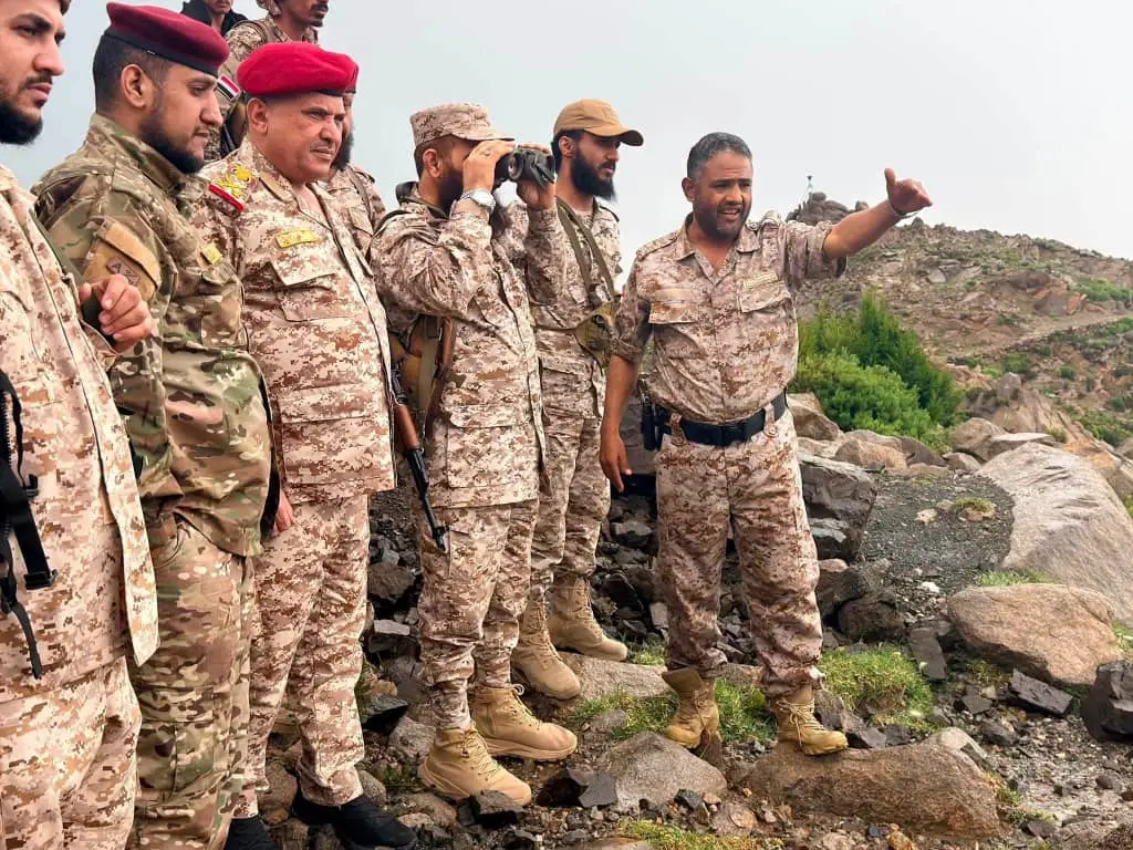 قائد المنطقة العسكرية الرابعة يتفقد جبهات تعز ويشد...