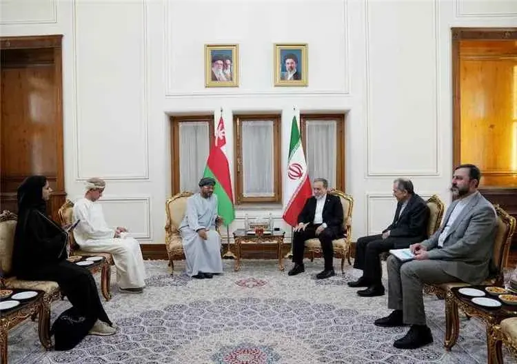 رويترز إيران وعمان تناقشان ممرا مؤقتا بمضيق هرمز