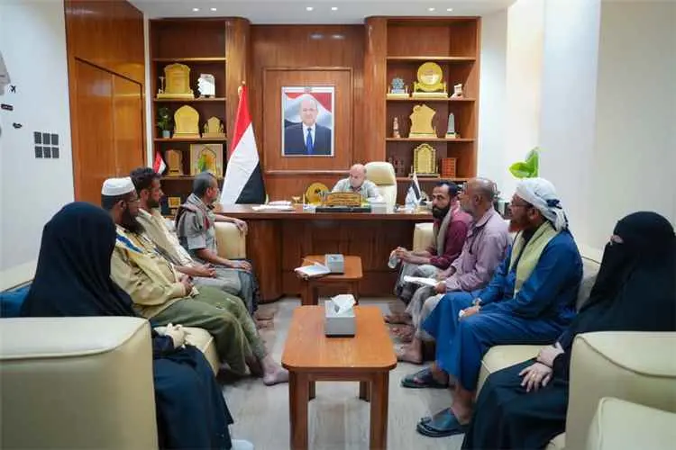 عضو مجلس القيادة محافظ حضرموت يؤكد وقوفه إلى جانب...