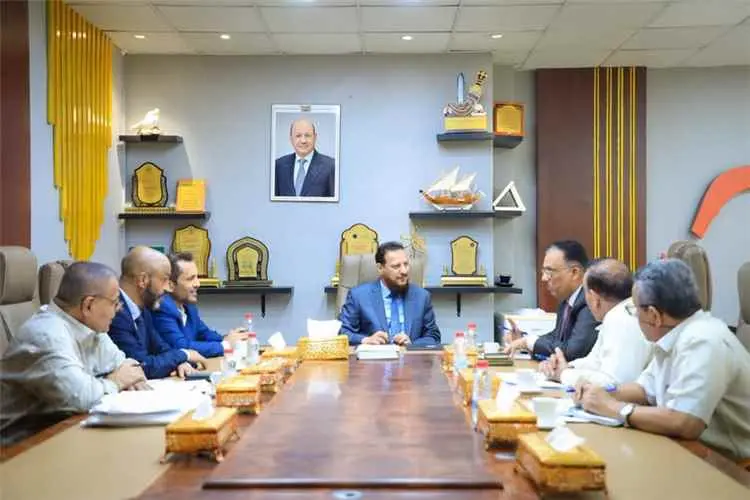 محافظ العاصمة عدن يناقش مع رئيس مصلحة الجمارك آليا...