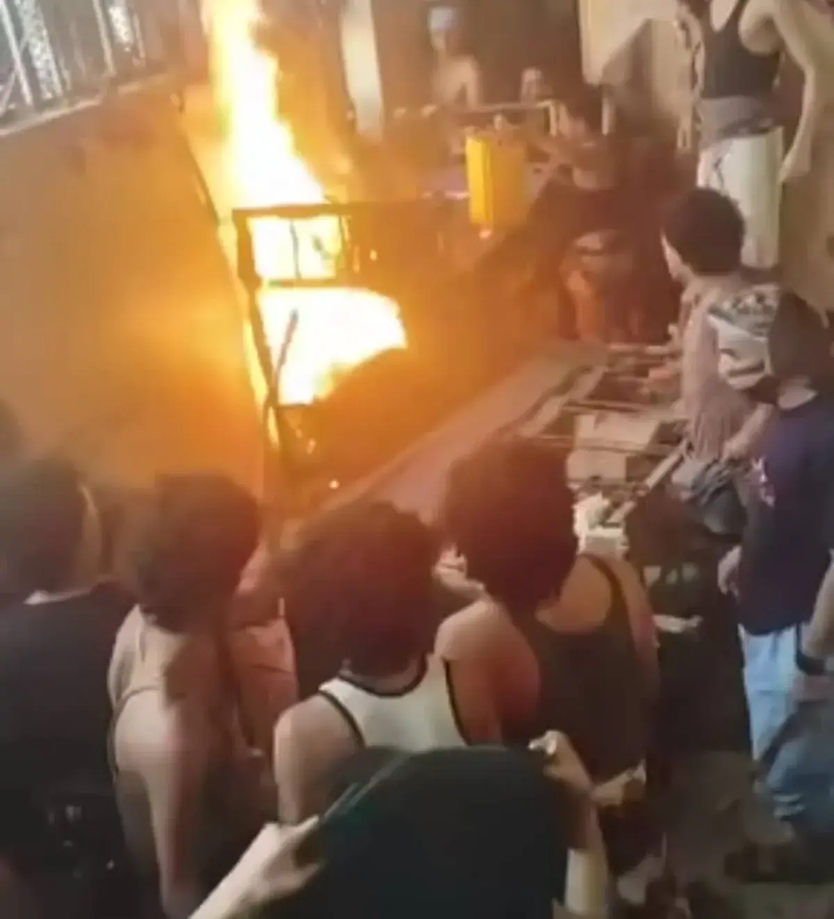 السجن المركزي بتعز يشهد أعمال فوضى على خلفية منع حمل الهواتف