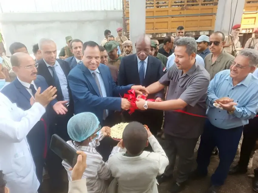 وزير الزراعة ومحافظ لحج يفتتحان مصنعًا للأعلاف ويت...