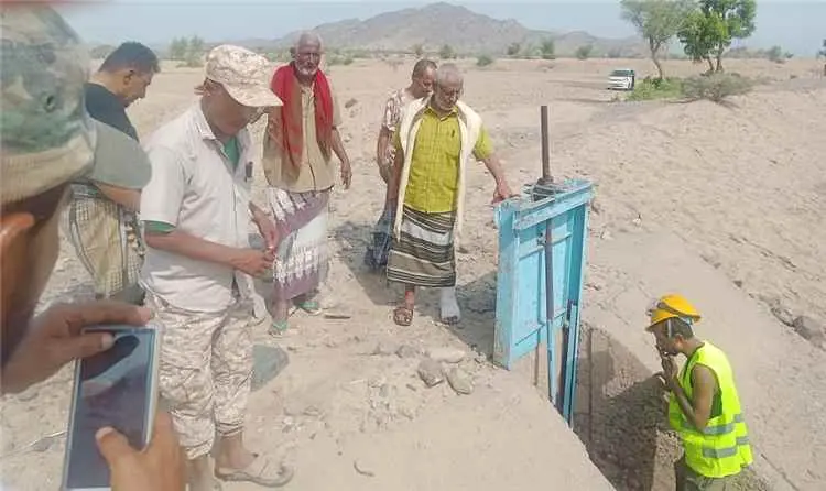 مدير عام الملاح يتفقد مشروع ترميم وصيانة بوابات قن...