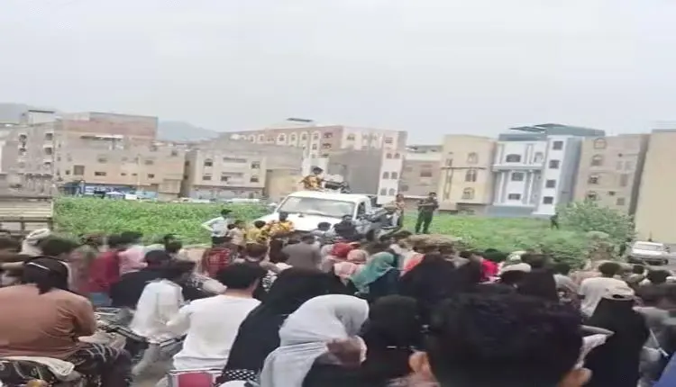 قوات عسكرية تقتحم مدرسة في تعز وتطلق النار على الط...