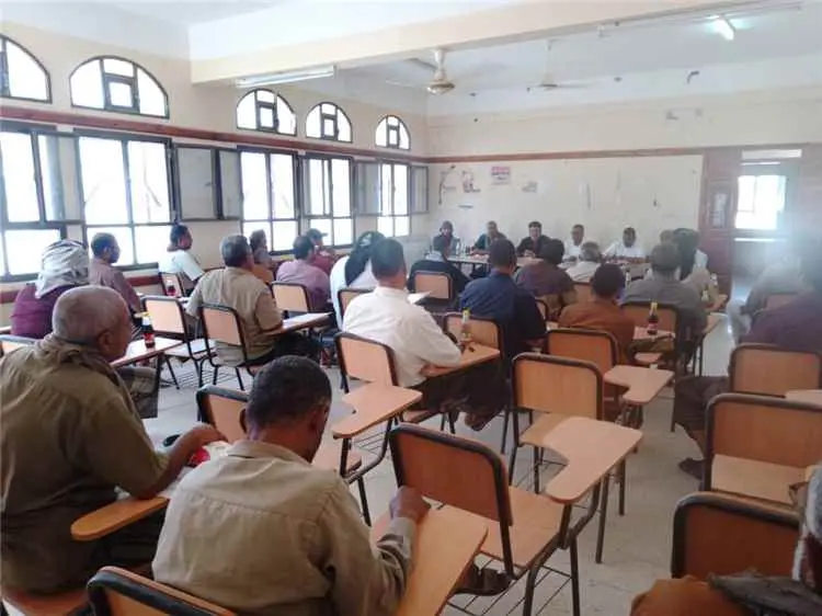 بحضور مدير عام الروضة .. مكتب التربية يعقد اجتماعا...