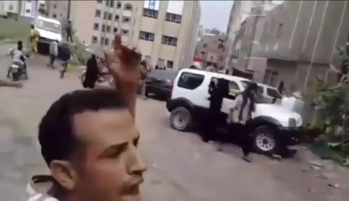 طلاب وطالبات وكادر مدرسة 22 مايو في تعز يتعرضون لا...