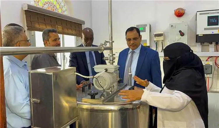 الوزير السقطري والمحافظ الحالمي يتفقدان أعمال تأهي...
