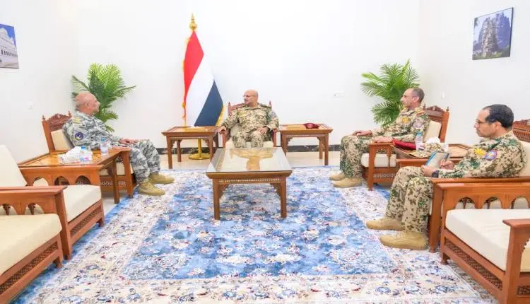 بزيه العسكري.. طارق صالح يستقبل في المخا رئيس مصلح...