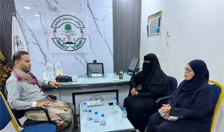 الأمين العام لمؤتمر حضرموت الجامع يبحث مع قيادات نسوية تعزيز دور المرأة في العمل التنظيمي والمجتمعي