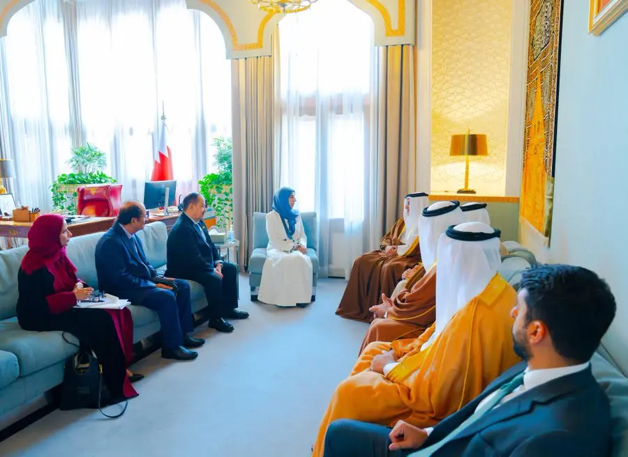 ولي عهد البحرين يستقبل وزيرة الخارجية ويتسلم رسالة...