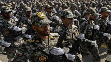 الحرس الثوري الإيراني يحدد شرطين لفتح مضيق هرمز