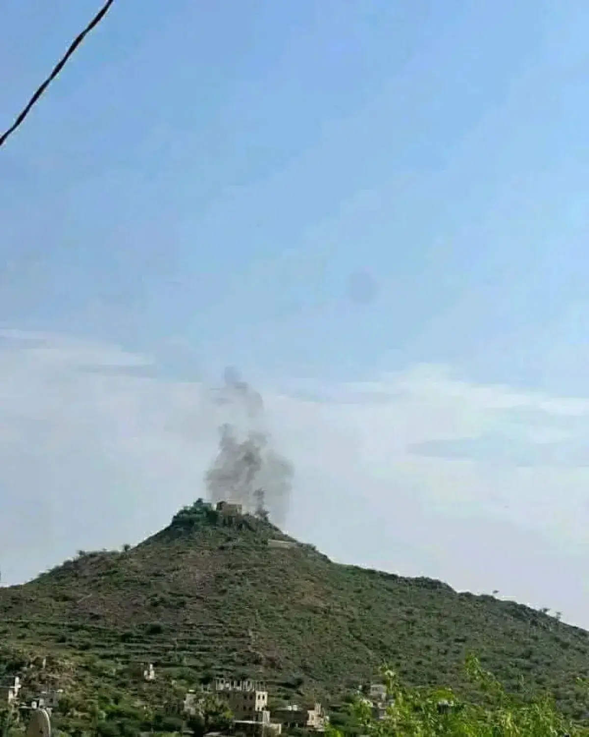 الحوثيون يقصفون محيط المجمع القضائي وأحياء سكنية ب...