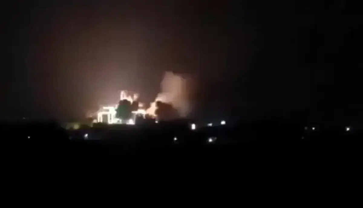 تصعيد هستيري يستهدف الملاحة.. المليشيا تقصف ميناء...