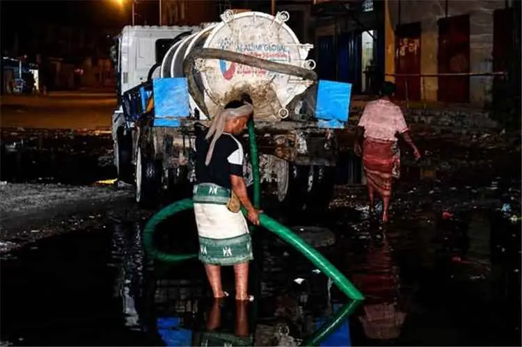 استمرار أعمال شفط وتصريف المياه الراكدة في مدينة ز...