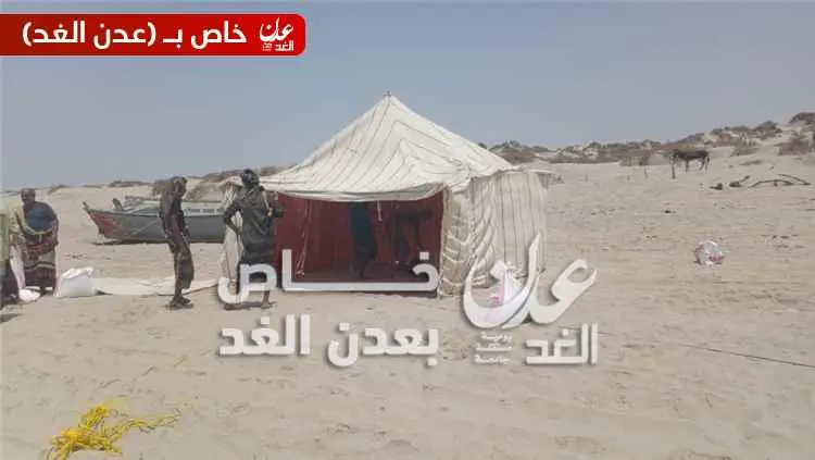 تركيب وتجهيز خيم خاصة بالأسر في ساحل البندر بأحور...