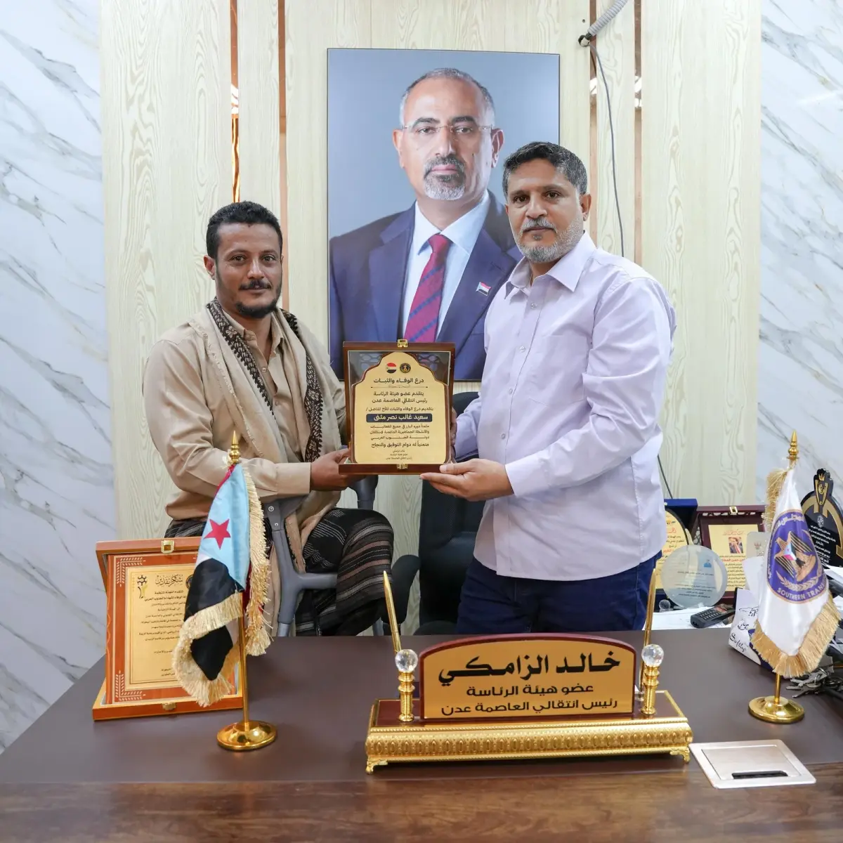 الزامكي يكرّم المناضل “أبو ردفان القطيبي” بدرع الو...
