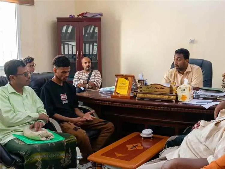 مدير صناعة وتجارة ساحل حضرموت يلتقي فريق الأسواق ل...