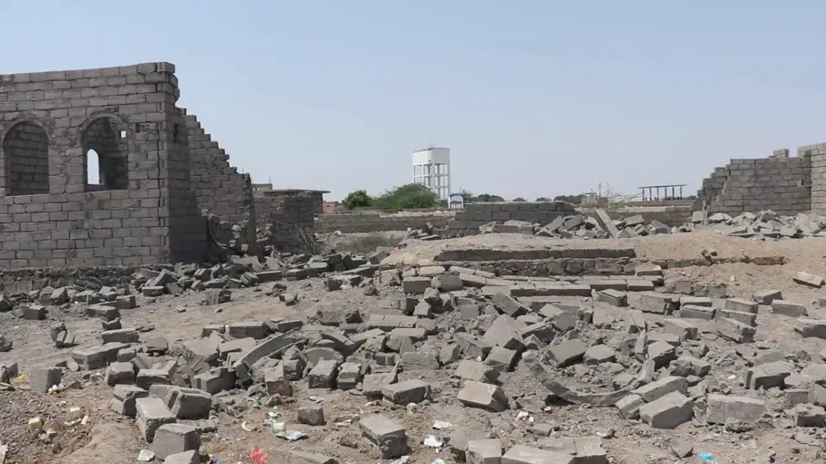 الحوثيون يقصفون منطقة سكنية بالخوخة والجزر المطلة...