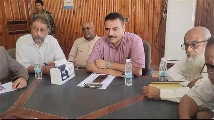 تنفيذي البريقة أحمد الداؤودي يناقش أداء مكتبي "الأشغال العامة" و"الصناعة والتجارة"