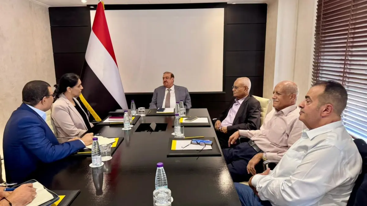 رئيس مجلس النواب يبحث مع السفيرة البريطانية تطورات...