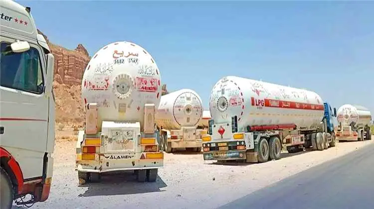 رفع القطاع عن مقطورات الغاز في أبين واستئناف تحركه...