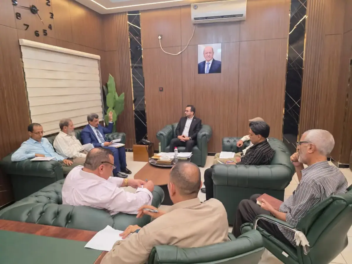 وزير الخدمة المدنية والتأمينات يستقبل فريق الأمانة...