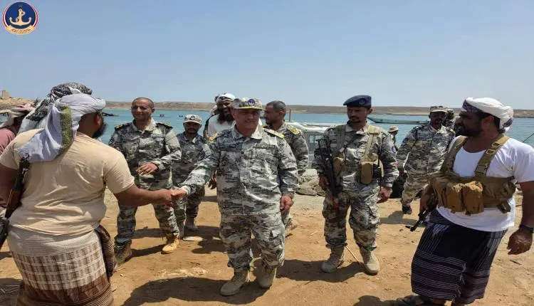 رئيس خفر السواحل يزور باب المندب وميون والمخا لرفع...