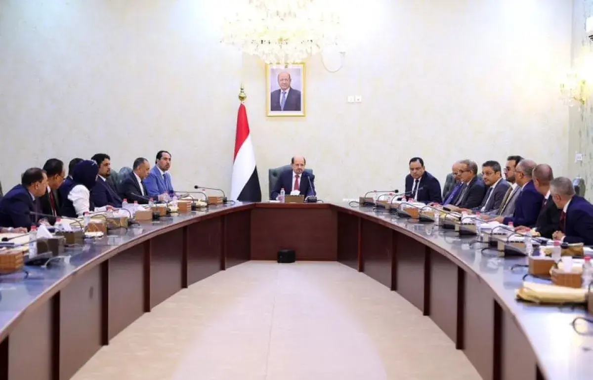 الحكومة: استمرار استهداف مليشيا الحوثي لميناء المخ...