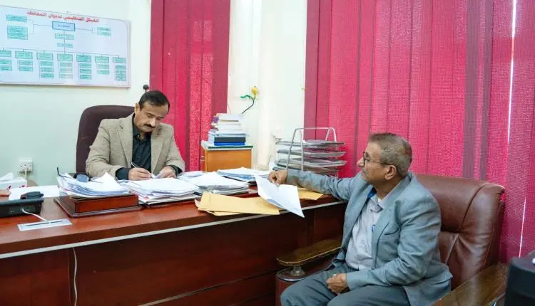 محافظ شبوة يشيد بإنجاز علاوات وزيادة 20% لآلاف الموظفين ويوجه بسرعة استكمال البقية