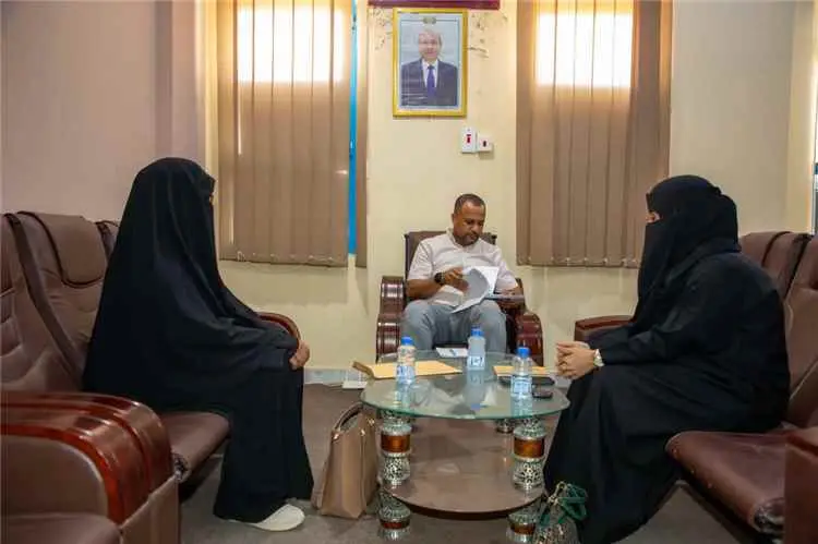 الوكيل المساعد باعلوي يطلع على برامج مؤسسة بركة ال...