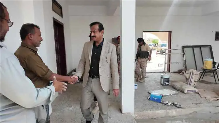 محافظ شبوة يتفقد هيئة المستشفى العام ومشروع سكن طا...