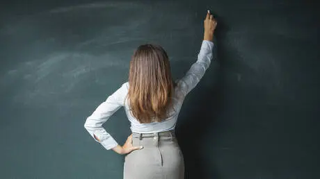 حفلات جنس جماعي وأقنعة.. تبرير صادم لمعلمة أمريكية...